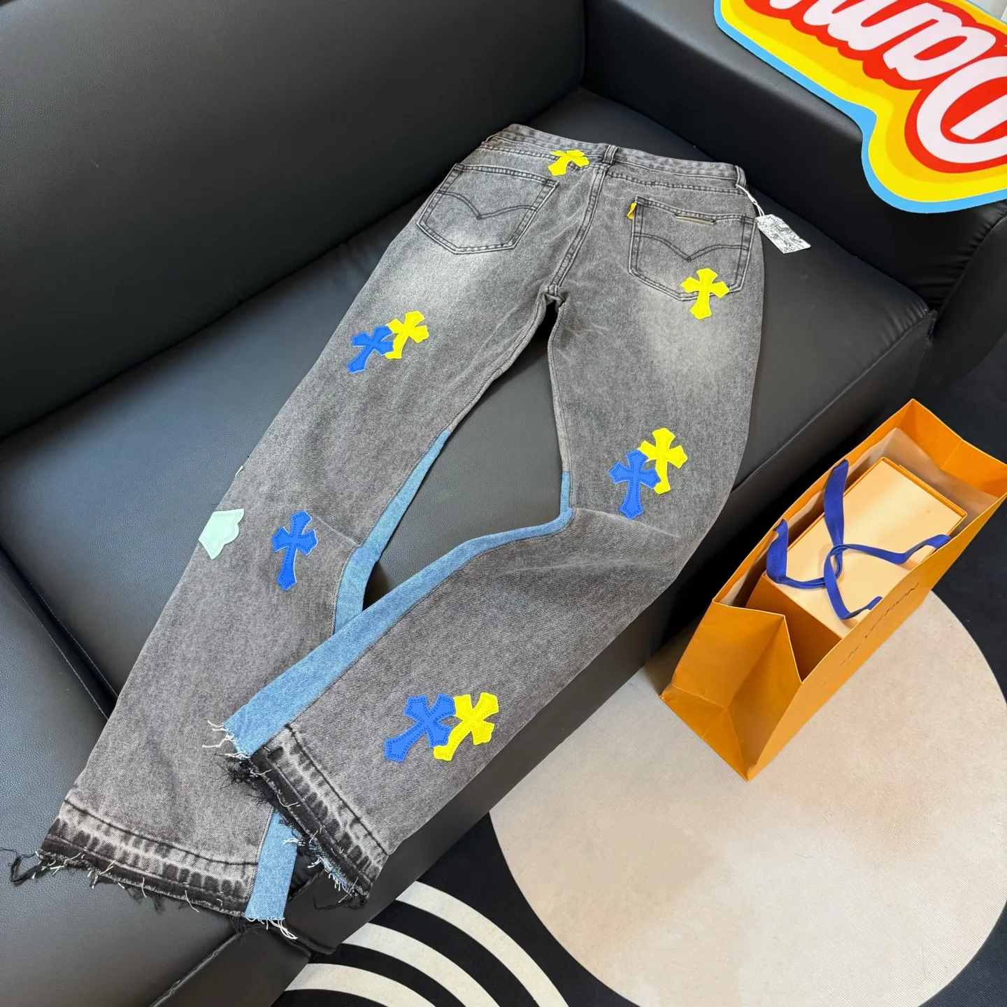 P290 model number: D332 GALLERY DEPT & Chrome hearts co-branded colorful leather cross loose washed flared jeans to truly restore the ultimate vintage texture. Original hardware accessories washed and other elevators, QR code analysis are all purchased from the original factory, high degree of restoration, you are welcome to compare with a certain product~ Three-dimensional version Loose and comfortable, not picky about the body shape Make you taller and slimmer Factory Seiko Original quality control Same style for men and women Can be matched with couples Versatile recommendation Necessary jeans for all seasons Trendy people have been disappointed. From the quality selection of fabrics, the tailoring of details, and the matching of patterns, everything is impeccable! The upper body is so handsome when worn...it can be easily worn by men, women and children! The craftsmanship is made of heavy-duty washed pure cotton denim fabric. After washing, it is soft and thick. It is very stylish when worn. Size: 28, 30, 32, 34, 36 (S-XXL) Color: Stitching Size reference # 28 trouser length 100 waist 72 30 trouser length 102 waist 76 32 trouser length 104 waist 80 34 trouser length 106 waist 84 36 pants length 108 waist circumference 88